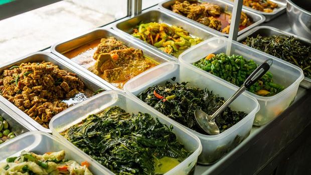Sediakan Makanan Sahur, Pemilik Warteg Ini Jadi Penyelamat Anak Kos