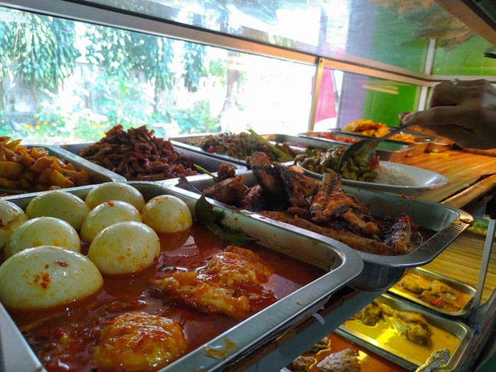 Sediakan Makanan Sahur, Pemilik Warteg Ini Jadi Penyelamat Anak Kos