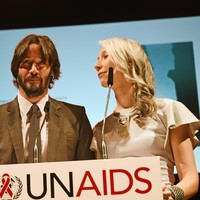 Keanu dan Alexandra sudah saling mengenal lebih dari 10 tahun lalu. Mereka berkolaborasi pada 2011 untuk buku Ode to Happiness yang ditulis Keanu. Adapun Alexandra yang seorang seniman menjadi ilustratornya. (Foto: Dave Benett/Getty Images)