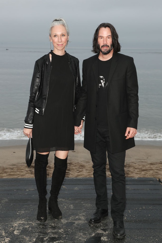 Inilah penampilan Keanu Reeves dan Alexandra Grant di fashion show Saint Laurent koleksi Spring 2020 pada 2019. Sekalinya mereka tampil kompak dalam balutan busana serba hitam.  (Foto: Penske Media via Getty Images/WWD)