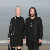 Inilah penampilan Keanu Reeves dan Alexandra Grant di fashion show Saint Laurent koleksi Spring 2020 pada 2019. Sekalinya mereka tampil kompak dalam balutan busana serba hitam.  (Foto: Penske Media via Getty Images/WWD)