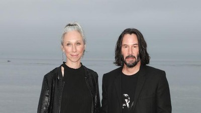 8 Momen Langka Keanu Reeves Bersama Pacar, Kemesraannya Disorot Lagi