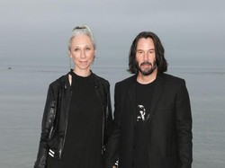 8 Momen Langka Keanu Reeves Bersama Pacar, Kemesraannya Disorot Lagi