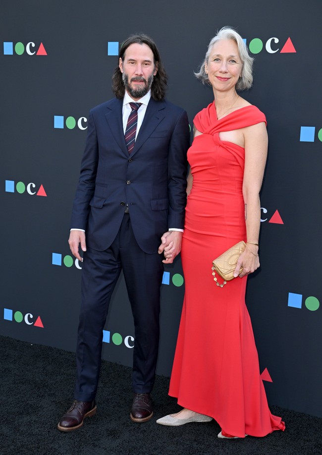 Kemunculan Alexandra Grant sempat menyita perhatian lantaran parasnya disebut mirip aktris Helen Mirren. Aku tak memakai kacamata dan aku pikir ia (Keanu Reeves) berkencan dengan Helen Mirren, tulis netizen. (Foto: Axelle/Bauer-Griffin/FilmMagic)