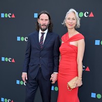 Kemunculan Alexandra Grant sempat menyita perhatian lantaran parasnya disebut mirip aktris Helen Mirren. Aku tak memakai kacamata dan aku pikir ia (Keanu Reeves) berkencan dengan Helen Mirren, tulis netizen. (Foto: Axelle/Bauer-Griffin/FilmMagic)