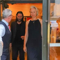 Dalam sebuah wawancara dengan People baru-baru ini, Keanu Reeves bicara soal kebahagian. Bagi pria 58 tahun ini, prestasinya sebagai aktor tak cukup memberi rasa bahagia. Kebahagian sejati justru datang dari momen-momen sederhana bersama kekasihnya, Alexandra Grant. (Foto: MEGA/GC Images)