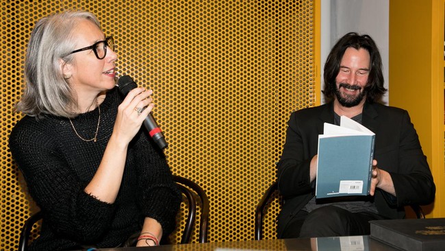 Beberapa hari yang lalu bersama Sayangku. Kami di kasur. Kami saling terhubung, tersenyum dan tertawa. Itu terasa begitu indah. Bersamanya selalu indah, kata Keanu yang tengah sibuk mempromosikan film John Wick 4. (Foto: Marc Piasecki/Getty Images)