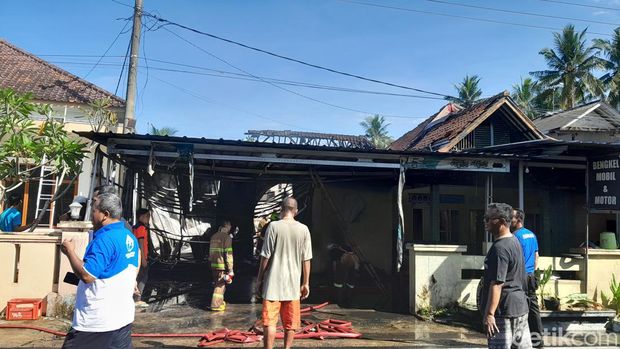Kebakaran bengkel dan rumah di Cijulang Pangandaran.