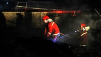 Sebanyak 120 personel diterjunkan untuk memadamkan api. Sementara penyebab kebakaran masih dalam penyelidikan. 