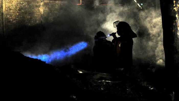 Petugas Dinas Pemadam Kebakaran (Damkar) Kota Jambi memadamkan api yang membakar gudang penyimpanan minyak dan ban bekas di Paal Merah, Jambi, Rabu (29/3/2023) malam. Sebanyak 120 personel diterjunkan untuk memadamkan api, sementara penyebab kebakaran masih dalam penyelidikan. ANTARA FOTO/Wahdi Septiawan/nym.