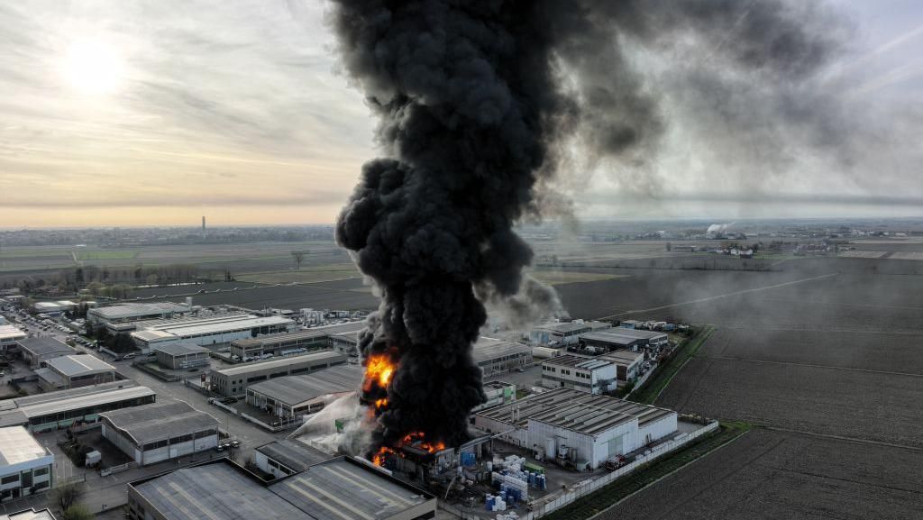 Kebakaran Melanda Pabrik Kimia di Kawasan Novara Italia
