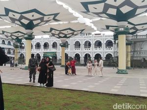 Keseruan Ngabuburit di Bawah Payung Madinah Pasuruan, Serasa di Masjid Nabawi