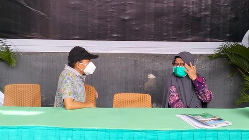 Muhammad Saleh, paman korban kapal tanker MT Kristin Diki Abdul Azis, di RS Bhayangkara, Kamis (30/3/2023). Saleh dan istrinya datang dari Tulungagung untuk menjemput jenazah Diki.