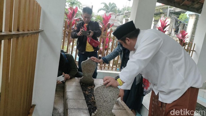 Keluarga mendatangi makam RA Lasminingrat
