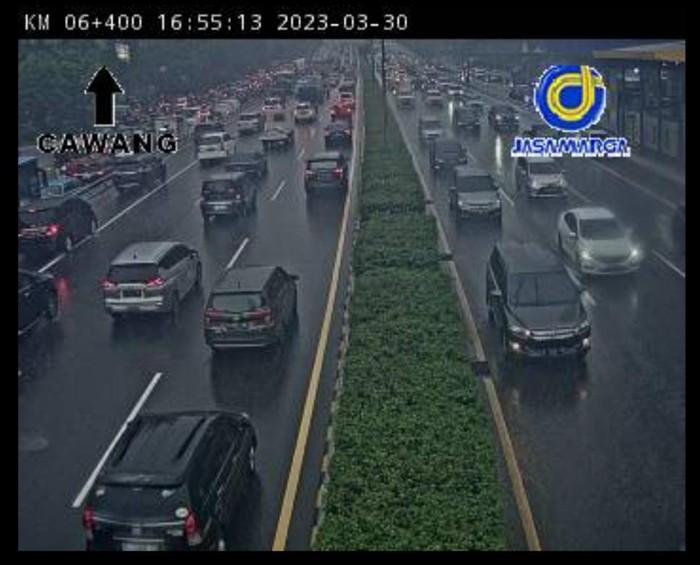 Kemacetan terjadi di sejumlah ruas jalan tol yang melintasi Jakarta. Pada Tol Dalam Kota, kemacetan terjadi di kedua arah. (dok Travoy)