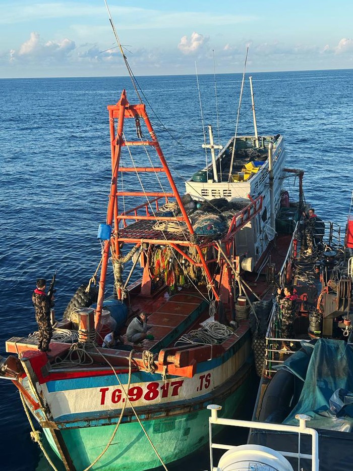 Kena Deh! Penampakan Kapal Vietnam yang Ditangkap KKP di Natuna Kementerian Kelautan dan Perikanan (KKP) menangkap satu kapal ikan asing berbendera Vietnam yang sedang melakukan penangkapan ikan secara illegal di Perairan Zona Ekonomi Eksklusif Indonesia (ZEEI) Laut Natuna Utara.