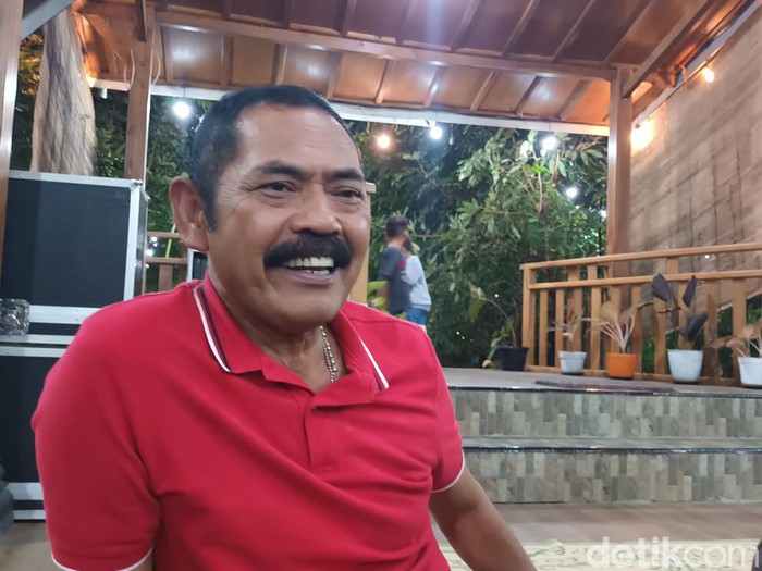 ketua DPC PDIP Kota Solo FX Hadi Rudyatmo di Girli Corner Pucang Sawit, Solo, Kamis (30/3/2023) malam.