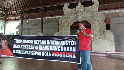 Komunitas Peduli Timnas Indonesia mendesak permintaan maaf Gubernur Bali Wayan Koster karena batalnya Indonesia sebagai tuan rumah Piala Dunia U-20.