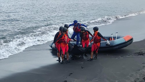 Penemuan korban ketiga kapal tanker MT Kristin di Perairan Ampenan.