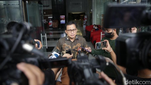 Kabag Pemberitaan KPK Ali Fikri memberikan keterangan pers di Gedung KPK, Jalan Kuningan Persada, Jakarta Selatan, Kamis (30/3/2023). Kasus dugaan korupsi yang melibatkan mantan pejabat Ditjen Pajak Rafael Alun Trisambodo memasuki babak baru. Kasus itu telah dinaikkan ke tingkat penyidikan. KPK pun kini telah menetapkan Rafael Alun sebagai tersangka.