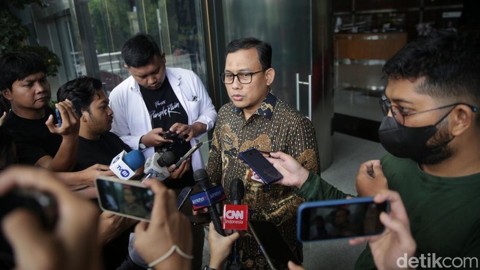 Kabag Pemberitaan KPK Ali Fikri memberikan keterangan pers di Gedung KPK, Jalan Kuningan Persada, Jakarta Selatan, Kamis (30/3/2023). Kasus dugaan korupsi yang melibatkan mantan pejabat Ditjen Pajak Rafael Alun Trisambodo memasuki babak baru. Kasus itu telah dinaikkan ke tingkat penyidikan. KPK pun kini telah menetapkan Rafael Alun sebagai tersangka.