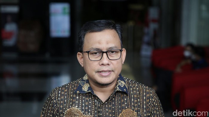 Kabag Pemberitaan KPK Ali Fikri memberikan keterangan pers di Gedung KPK, Jalan Kuningan Persada, Jakarta Selatan, Kamis (30/3/2023). Kasus dugaan korupsi yang melibatkan mantan pejabat Ditjen Pajak Rafael Alun Trisambodo memasuki babak baru. Kasus itu telah dinaikkan ke tingkat penyidikan. KPK pun kini telah menetapkan Rafael Alun sebagai tersangka.