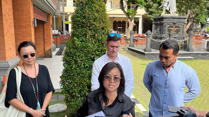 Kuasa Hukum para WNA Fovy Mogardian Setiawaty saat bertemu dengan wartawan di Polda Bali, Rabu (29/3/2023). (Foto: I Wayan Sui Suadnyana/detikBali)