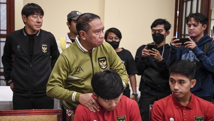 Wakil Ketua Umum PSSI Zainudin Amali (kedua kiri) berbincang dengan pesepak bola Timnas U20 saat mengunjungi pemusatan latihan di Jakarta, Kamis (30/3/2023). Dalam kunjungan tersebut Zainudin Amali memberikan motivasi kepada pesepak bola Timnas U20 usai FIFA resmi mencabut status Indonesia sebagai tuan rumah Piala Dunia U-20 2023.