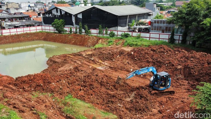 Embung di Petukangan Selatan, Pesanggrahan, Jakarta Selatan, tengah dikeruk. Langkah ini untuk mengurangi sejumlah titik banjir di Jakarta.