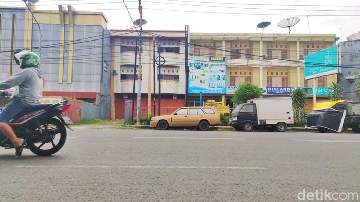 Lokasi pemotor bernama Darul Azwar menerobos iring-iringan mobil Presiden Jokowi di Makassar, Sulsel.
