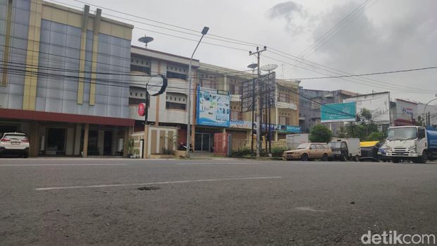 Lokasi pemotor bernama Darul Azwar menerobos iring-iringan mobil Presiden Jokowi di Makassar, Sulsel.