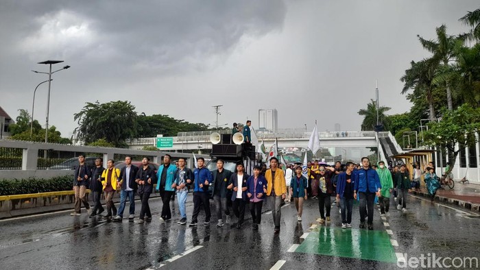 Mahasiswa long march ke gedung DPR untuk demo UU Ciptaker (Ilham/detikcom)