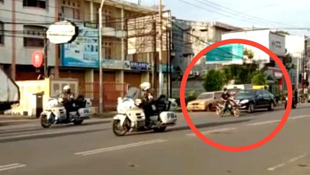 Viral pemotor di Kota Makassar, Sulawesi Selatan (Sulsel) nyaris menabrak mobil Presiden Jokowi.