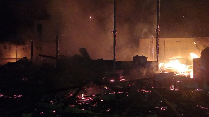 Asrama pondok pesantren (ponpes) Darul Quran NW Gentungan di Kabupaten Mamuju, Sulawesi Barat (Sulbar) terbakar.