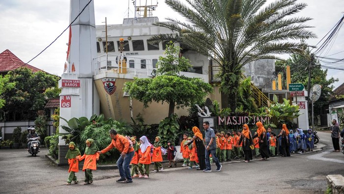 Siswa taman kanak-kanak berjalan keluar dari Masjid Al Baakhirah, Baros, Cimahi, Jawa Barat, Kamis (30/3/2023). Masjid Al Baakhirah dengan luas 200 meter persegi yang diresmikan pada tahun 2015 tersebut dibangun berbentuk kapal laut yang salah satunya ditujukan untuk mengingatkan umat muslim tentang sejarah Nabi Nuh. ANTARA FOTO/Raisan Al Farisi/nym.