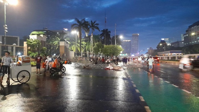 Massa demonstrasi bubar, lalu lintas depan gedung DPR lancar.