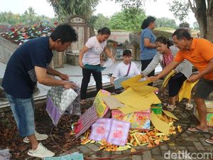 Hari Raya Ceng Beng, Masyarakat Tionghoa di Asahan Ramai Ziarah Kubur