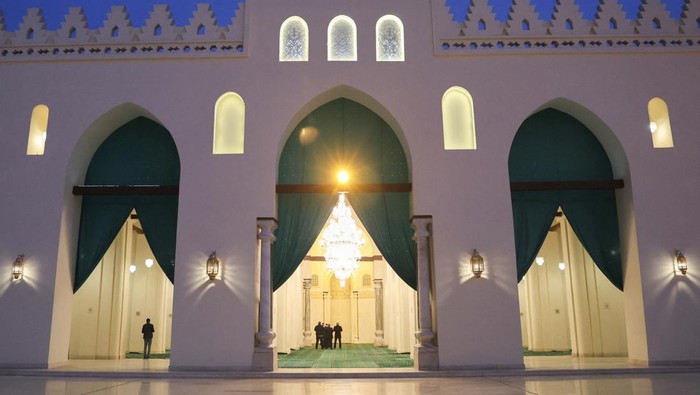 Muslim men perform ablution from the water before performing prayers inside al-Hakim bi-Amr Allah Mosque, named after the sixth Fatimid caliph, which reopened for visitors on Monday night after renovations in old Islamic Cairo, Egypt February 27, 2023. The renovation project for Egypt's fourth oldest mosque which its second largest, began in 2017 with a budget of 85 million Egyptian pounds (around 2.8 million USD) in collaboration between Egypt’s antiquities authority and Bohra Shia. REUTERS/Amr Abdallah Dalsh
