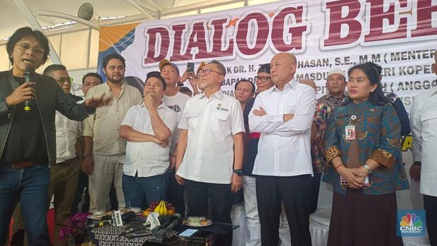 Mendag Zulhas dan MenkopUKM Teten Masduki mengunjungi pedagang pakaian bekas impor di Pasar Senen/Dok: Martyasari Rizky