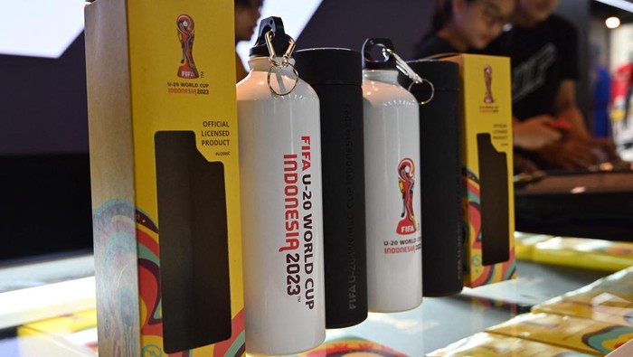 Merchandise Piala Dunia U-20 RI Udah Jadi Malah Rugi Bandar This picture shows official merchandise for the Indonesia 2023 FIFA Under-20 World Cup football tournament at a shop in Jakarta on March 30, 2023. - FIFA announced on March 29 it had removed Indonesia as hosts of this year's under-20 World Cup amid political turmoil over Israel's participation. (Photo by ADEK BERRY / AFP) (Photo by ADEK BERRY/AFP via Getty Images)