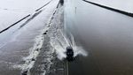 Nekat! Mobil-mobil Ini Terobos Banjir di California