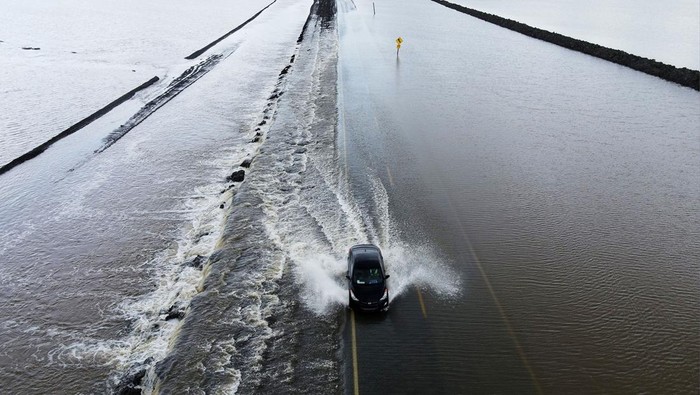 Mobil Terobos Banjir di California Banjir melanda Corcoran, California, Amerika Serikat, Rabu (29/3/2023) waktu setempat.