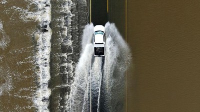 Nekat! Mobil-mobil Ini Terobos Banjir di California