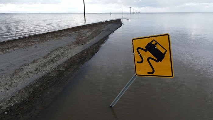 Mobil Terobos Banjir di California Banjir melanda Corcoran, California, Amerika Serikat, Rabu (29/3/2023) waktu setempat.