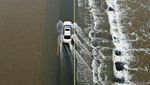 Nekat! Mobil-mobil Ini Terobos Banjir di California