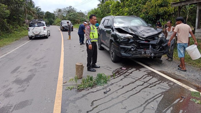 Mobil yang ditumpangi Waka DPRD Tanjabbar alami kecelakaan. (Dok Polres Tanjabtim)