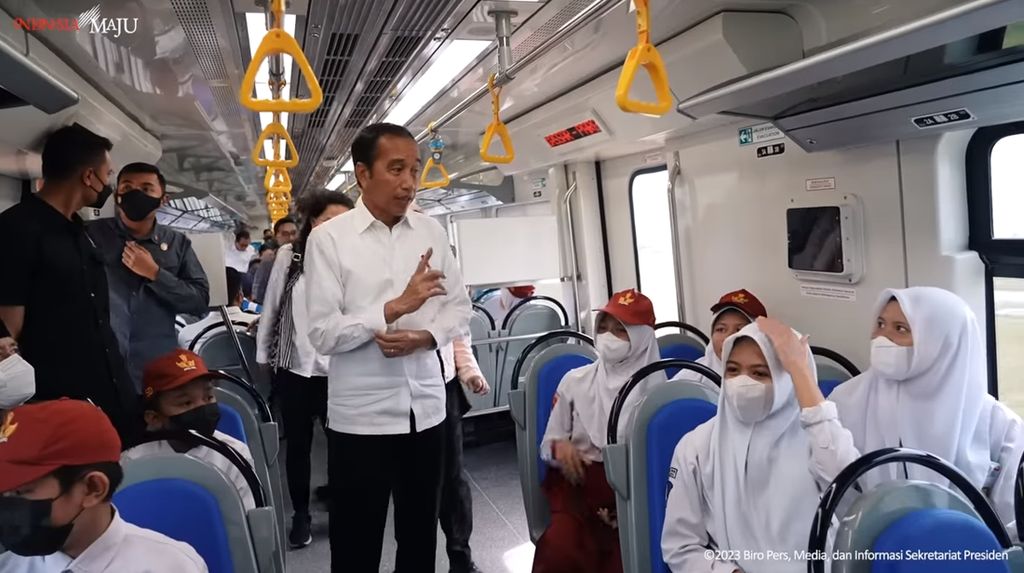 Momen Jokowi Jajal Kereta Api Pertama di Pulau Sulawesi