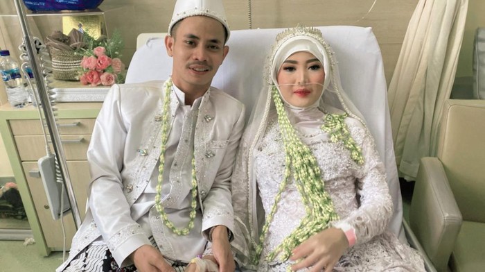 Pria ini membagikan momen ketika menikah dengan sang istri di rumah sakit, viral di media sosial.