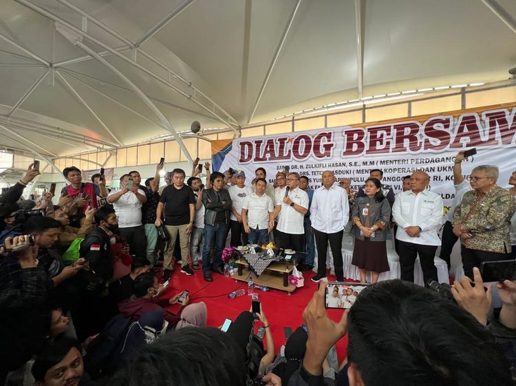 Momen Mendag Zulhas dan Menko UKM Teten Masduki Sambangi Pasar Senen