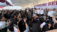Keterangan pers dilanjutkan dengan Teten Masduki. Ia mengatakan ketika stok baju bekas impor ini habis, pedagang akan diberikan alternatif untuk menjual produk lokal. Namun keterangan itu disoraki oleh para pedagang yang hadir. Mereka seakan tidak setuju dengan keputusan atau keterangan dari Teten. Teten menegaskan, pihaknya tetap memberikan kesempatan pedagang berjualan baju impor bekas sementara waktu. Pihaknya juga sudah meminta aparat kepolisian untuk tidak menindak pedagang.